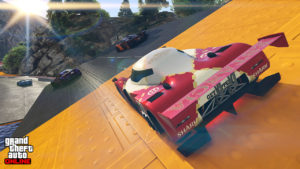 Une voiture RE-7B sur une plateforme d'une course casse-cou dans le jeu vidéo GTA Online.