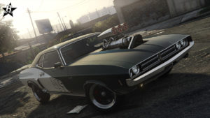 L'avant de la voiture Bravado Gauntlet Classique peinte en noire et blanc avec un turbocompresseur dépassant du capot