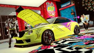 Une voiture Calico jaune entrain d'être customisée dans l'atelier auto.