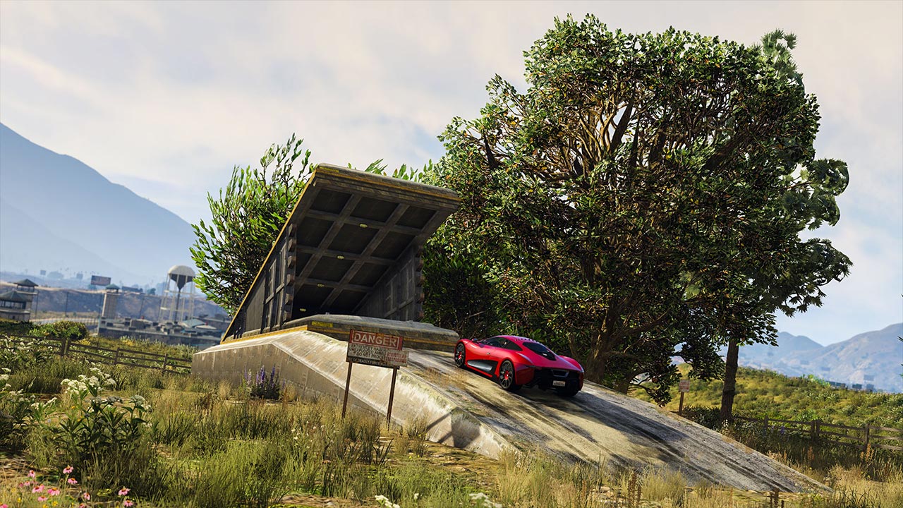 Une voiture rouge entrant dans un bunker.