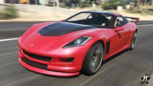 L'avant de la voiture US Coquette de chez Invetero. Le véhicule de sport circule sur l'autoroute ouest de Los Santos dans GTA Online. La carrosserie est de couleur rouge à l'exception du centre du capot qui est peint en noir et possède des grilles de ventilations pour le moteur.