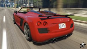 L'Obey 9F Cabrio vue de l'arrière. La voiture de sport allemande est peinte en rouge et dispose d'un aileron en carbone au-dessus du coffre.