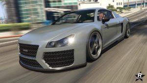 Vue avant de la 9F dans GTA Online. La carrosserie du bolide est de couleur gris métallisé.