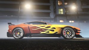 Vue de côté de la Dewbauchee Champion, la voiture de GTA Online est de couleur orange et dispose du skin de flammes à l'avant du véhicule