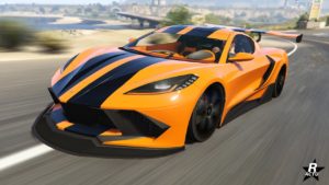 L'avant de la Coquette D10, une voiture de sport moderne dans le jeu Grand Theft Auto Online. Le véhicule est peint sur l'image en orange vif, avec deux bandes noires sur le capot et le coffre.