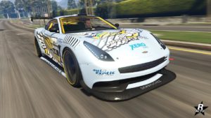 Image de l'avant du véhicule britannique Dewbauchee Massacro course dans le jeu de Rockstar Games, GTA Online. La carrosserie de la voiture est peinte en blanche et est recouverte de décalcomanie de course.