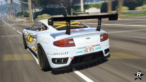Vue arrière du bolide Dewbauchee Massacro course dans le jeu vidéo GTA Online. La voiture est de couleur blanche et elle possède un gros aileron GT en carbone.