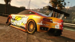 Vue arrière et en biais de la voiture Dewbauchee Massacro en version course sous un couché de soleil dans GTA Online. Le véhicule est peint en orange.