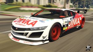 Vue avant de la Dinka Jester dans sa version course. Le véhicule de GTA Online est peint en blanc et a des moustaches en carbone sur les cotés du pare-chocs avant.