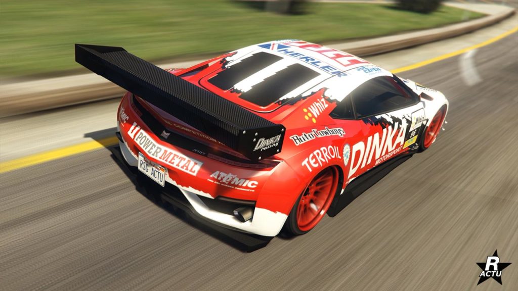 Image dévoilant l'arrière de la voiture Dinka Jester (course) dans le jeu GTA Online de Rockstar Games. Le bolide est peint en blanc, tandis que la décalcomanie de course rouge qui est de facto sur le bolide, est clairement visible. À l'arrière se trouve également un grand aileron de circuit en carbone sur le coffre, tandis que la lucarne arrière du véhicule est recouverte d'une persienne.