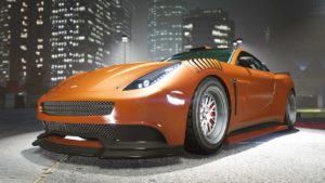 Image du véhicule anglais Massacro, la carrosserie est peinte en orange et la voiture se trouve être prise en photo en pleine nuit avec des immeubles de la ville de Los Santos en arrière plan.