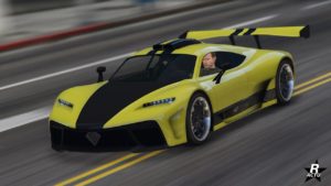 Vue avant de la voiture Benefactor Krieger, l'hypercar est peinte en jaune avec la partie centrale de son capot en carbone.