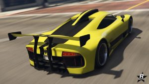 Vue arrière du véhicule allemand Benefactor Krieger. Sa carrosserie est de couleur jaune et un grand aileron de course est fixé sur le pare-chocs arrière.