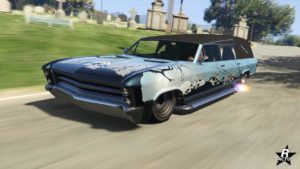 Image d'un point de vue avant du corbillard Albany Lurcher dans GTA Online. Le véhicule est de couleur bleu et a une décalcomanie funeste.
