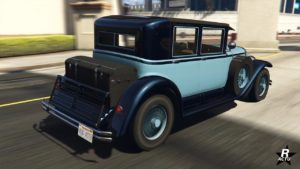 Image de l'arrière du véhicule des années 1920 Albany Roosevelt dans le jeu vidéo GTA Online. Sa carrosserie est peinte en bleu ciel et en noire.
