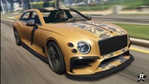 La berline Enus Deity, elle est en mouvement dans une rue de GTA Online. La voiture est de couleur or et elle a le motif rare "Feuille dorée".