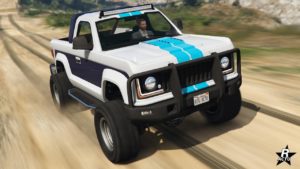 Vue avant du Vapid Riata dans GTA Online, la voiture est de couleur blanche et mauve pour sa couleur secondaire, le tout-terrain et possède également le motif "Bande double bleue"