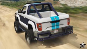 Vue arrière du Vapid Riata, la voiture est de couleur blanche, possède une double bande bleue qui traverse le véhicule de l'avant à l'arrière, ainsi qu'un morceau de carrosserie mauve sur les côtés