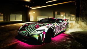La Grotti Stinger TT qui fait du drift dans le salon auto de LS dans GTA Online avec le motif "Élite HSW" sur sa carrosserie.