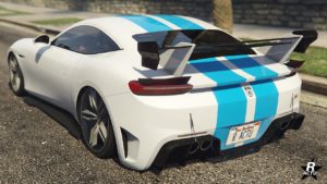 L'arrière de la Grotti Stinger TT arborant le motif "Bandes bleues" du toit au pare-chocs, le véhicule est peint en blanc et un grand aileron de course est présent sur le coffre.