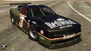 Le motif de course "3 Redwood" appliqué sur la Bravado Hotring Hellfire. Ce motif se distingue par une ligne jaune faissant le tour de la voiture, ainsi qu'une couleur noir mat recouvrant tout le reste au dessus de cette ligne avec le logo de la marque de cigarette "Redwood" sur le capot, ainsi que le numéro de course "3" au niveau des portières