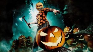 Un joueur de GTA Online derrière une citrouille d'Halloween