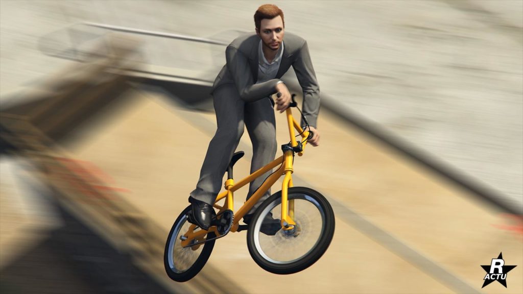 Le BMX de couleur jaune qui fait un saut sur une rampe d'un skate-park de GTA Online