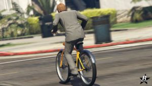 Face arrière du vélo de ville "Cruiser" dans GTA Online, le cadre du vélo est de couleur jaune.