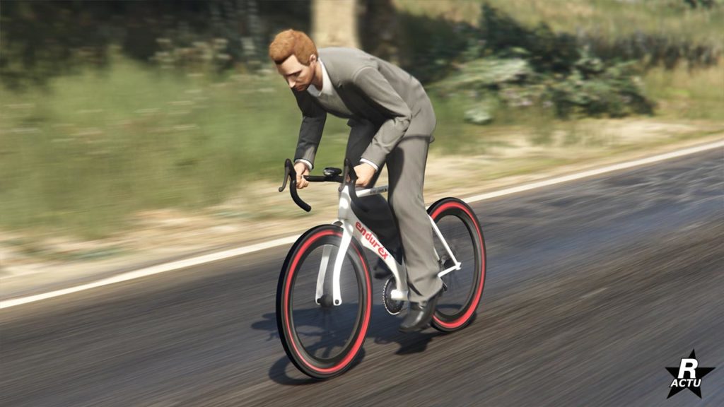 L'avant du vélo de course "Endurex" dans GTA Online. Le véhicule est entièrement de couleur blanche et dispose du logo "Endurex" de couleur rouge sur la cadre du vélo. De plus, les pneus disposent d'un cerclage rouge.