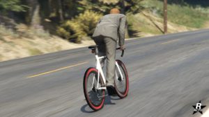 L'arrière du vélo de course "Endurex" dans GTA Online. Le véhicule est entièrement de couleur blanche et dispose du logo "Endurex" de couleur rouge sur la cadre du vélo. De plus, les pneus disposent d'un cerclage rouge.