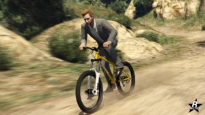 L'avant du VTT "Scorcher" dans GTA Online, le cadre est de couleur jaune et dispose de l'inscription "Scorcher" en noir avec une bordure blanche sur les côtés du cadre.