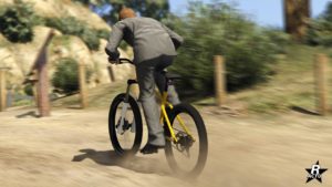 L'arrière du VTT "Scorcher" dans GTA Online, le cadre est de couleur jaune et dispose de l'inscription "Scorcher" en noir avec une bordure blanche sur les côtés du cadre.