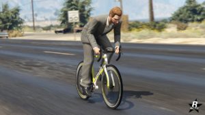 La face avant du vélo de course Whippet dans GTA Online, le cadre du vélo dispose de deux couleurs, un jaune pastel et du blanc. L'inscription du nom du véhicule est également présente sur le cadre du vélo.