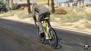 La face arrière du vélo de course Whippet dans GTA Online, le cadre du vélo dispose de deux couleurs, un jaune pastel et du blanc. L'inscription du nom du véhicule est également présente sur le cadre du vélo.