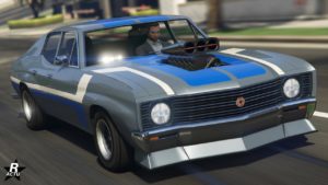 La face avant de la voiture Declasse Tulip de couleur grise avec des bandes bleues.