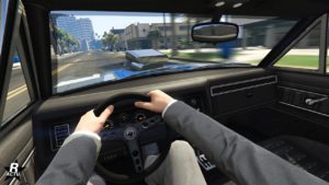 Vue intérieure de la Declasse Tulip, l'habitacle de la voiture est assez sobre et classiques des voitures des grosses cylindrées datant d'avant les années 2000.