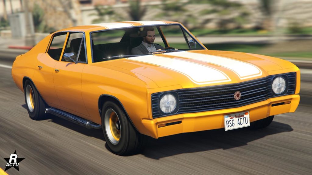 La face avant de la voiture Declasse Tulip dans GTA Online, elle est de couleur orange avec des bandes blanches de haut en bas de cette grosse cylindrée.