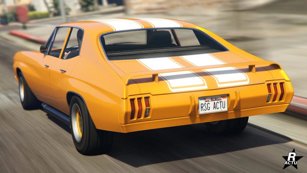 La face arrière de la voiture Declasse Tulip dans GTA Online, elle est de couleur orange avec des bandes blanches de haut en bas de cette grosse cylindrée.