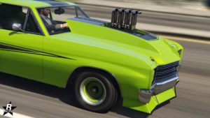 Vue sur le côté de la Declasse Tulip, on peut clairement apercevoir le bloc moteur qui ressort du capot du véhicule.