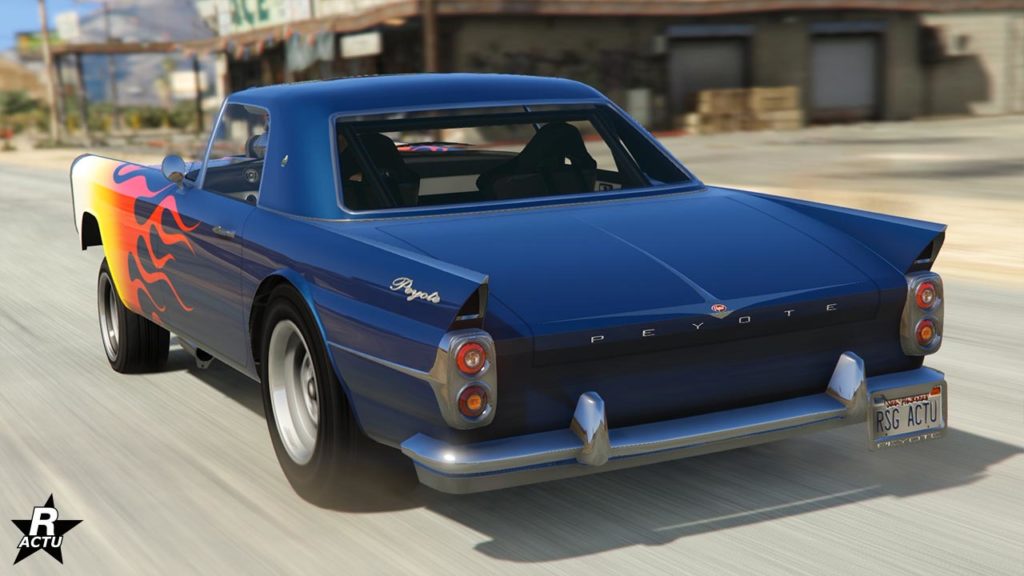 L'arrière de la Peyote Gasser dans GTA Online, la voiture est de couleur bleu nocturne et on aperçois sur l'aile avant droite les flammes du motif "Brûleur d'asphalte".