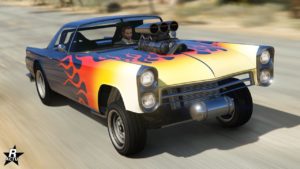 La Vapid Peyote Gasser vue de face, le bloc moteur ressort et elle dispose du motif "Brûleur d'asphalte' sur sa carrosserie.