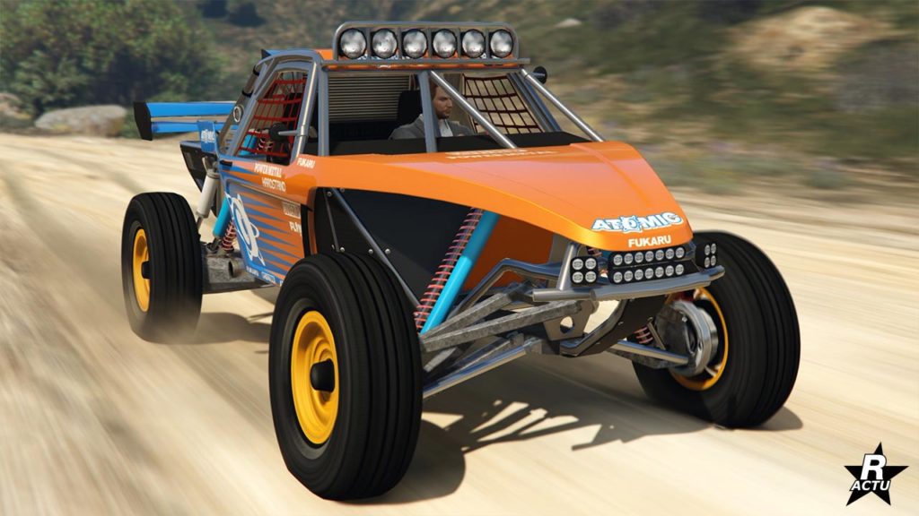 L'avant du véhicule Vapid Ratel dans GTA Online, le tout-terrain est de couleur orange, et le motif "Atomic Motorsports" se trouve sur la carrosserie.
