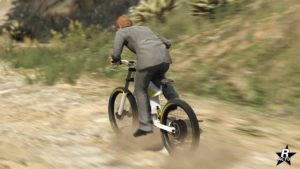 Vue arrière du vélo électrique Coil Inductor, il est de couleur blanche avec des lignes en jaune canari