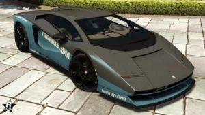 Le motif "Yogarishima" sur la Pegassi Torero XO. Il s'agit d'un vinyle ressemblant fortement au motif "Bicolore", mais celle-ci, dispose des inscriptions sur les portières de la marque de vêtements Yogarishima