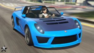 La face avant dans sa version décapotable de la Coil Voltic, la couleur de la carrosserie du véhicule est de couleur bleu, et son capot mauve foncé