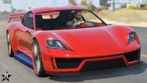La Neon, la sportive électrique de chez Pfister sur les routes de GTA Online. Sur l'image, l'avant du véhicule se dévoile et elle est intégralement de couleur rouge vif.