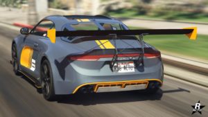 La face arrière de la Toundra Panthere, le véhicule est de couleur gris et dispose d'un aileron de course imposant