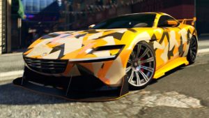 La face avant de la Grotti Stinger TT qui se trouve dans le quartier de Textil City de Los Santos. La voiture est de couleur jaune et dispose d'un camouflage militaire