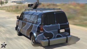 La face arrière du Vapid Speedo Custom, le véhicule dispose d'un blindage renforcé, d'une mitrailleuse qui fait feu sur son toit, ainsi qu'un motif militaire.