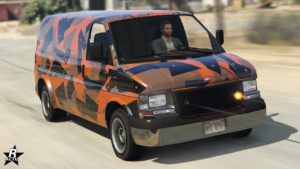 L'avant du Vapid Speedo Custom, le véhicule ne dispose d'aucune personnalisation à l'exception d'un motif de camouflage.